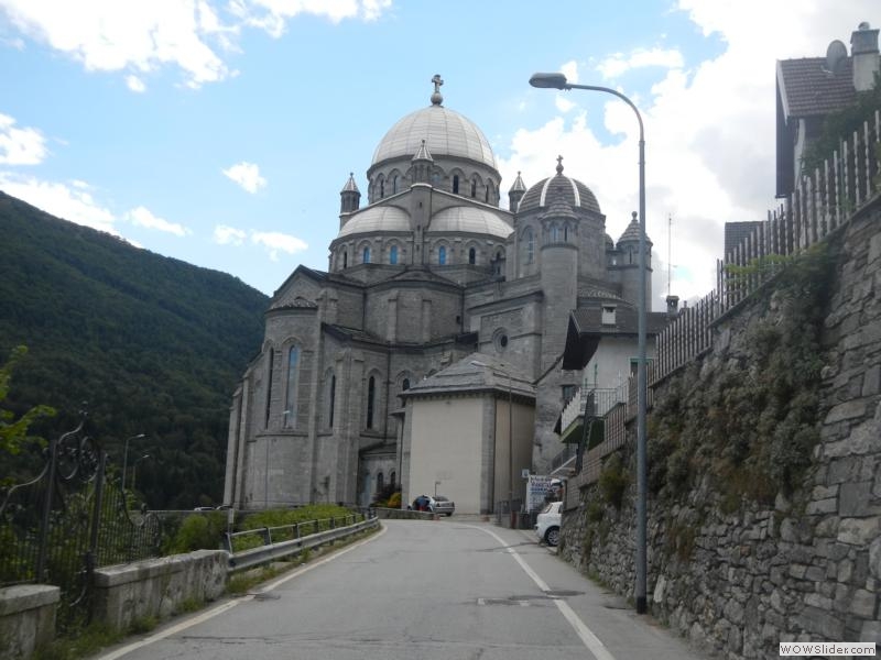 Der Ort heißt Re, liegt im Piemont, hat etwas über 700 Einwohner ... und sicher passen alle in die Dorfkirche 