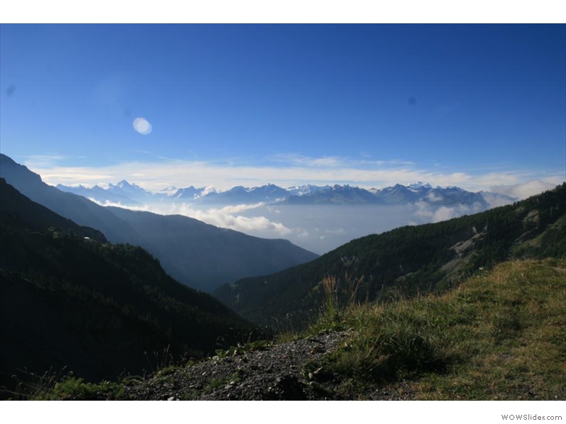  ... und über die Bergspitzen in der anderen Richtung