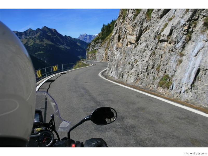 Klausenpass abwärts, immer an der Wand lang